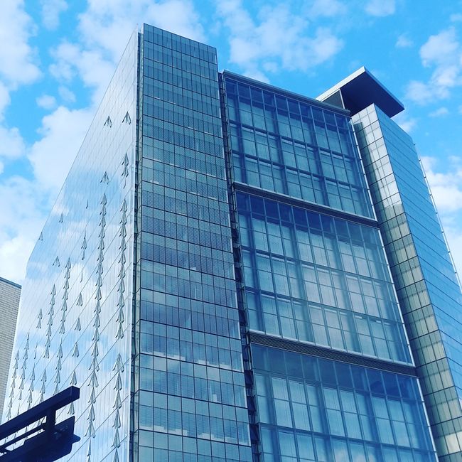 Installation photovoltaïque sur la toiture d'un immeuble de bureaux